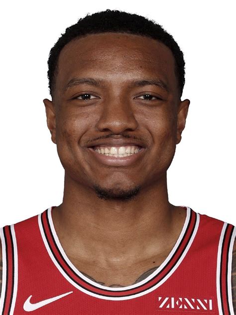 Write informative laconic excerpt under 30 words in mexican spanish for news below. Do not wrap it into quotation marks or html tags. Wendell Carter Jr. tuvo una sólida actuación en su segunda temporada con Orlando Magic, promediando 15.2 puntos, 8.7 rebotes y 2.3 asistencias por juego. También mejoró su tiro de tres puntos, con un porcentaje de acierto del 35.6% y promediando 1.4 triples por partido. A pesar de sus buenos números, Carter ha lidiado con lesiones a lo largo de su carrera. La temporada pasada solo jugó 57 partidos y nunca ha disputado más de 62 en una temporada. Además, no aporta mucho en el apartado defensivo, promediando menos de 1 bloque y 1 robo por juego en las últimas cuatro temporadas. A pesar de las limitaciones de Carter, es probable que continúe siendo el centro titular de Orlando y sea una fuente confiable de producción en puntos y rebotes. Sin embargo, su historial de lesiones y su falta de producción defensiva lo convierten en una opción arriesgada en el draft de fantasía.,Wendell Carter Jr., sólido en ataque pero con limitaciones defensivas y lesiones, sigue siendo un pilar en Orlando Magic. Riesgoso en draft de fantasía.