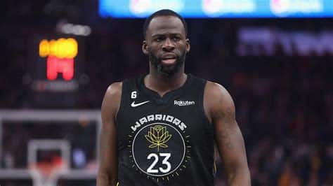 Write informative laconic excerpt under 30 words in mexican spanish for news below. Do not wrap it into quotation marks or html tags. Draymond Green regresa a los Golden State Warriors con un contrato de cuatro años y $100 millones. Green es uno de los mejores defensores de la liga, pero su producción en fantasía no es destacada. A pesar de las lesiones y la llegada de Chris Paul, Green sigue siendo una opción sólida en el juego real y en fantasía.,Draymond Green vuelve a los Golden State Warriors por $100 millones en un contrato de 4 años. Sólido en defensa, su rendimiento en fantasía es modesto.