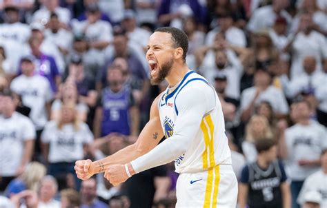 Write informative laconic excerpt under 30 words in mexican spanish for news below. Do not wrap it into quotation marks or html tags. A pesar de su edad de 34 años, Stephen Curry tuvo números de MVP en la temporada 2022-23, promediando 29.4 puntos, 6.3 asistencias y 6.1 rebotes en 34.7 minutos por partido. Aunque tuvo algunos problemas defensivos y sufrió lesiones en el hombro y la rodilla, Curry sigue siendo una selección de primera ronda en los draft de fantasía debido a su impacto en el juego y su capacidad para anotar. Curry recibió el premio de Jugador Más Valioso de las Finales de la NBA en 2022 y sigue siendo uno de los mejores jugadores de la liga, a pesar de su edad y lesiones pasadas.,Stephen Curry, a los 34 años, mantiene un desempeño estelar en la NBA con números de MVP y reconocimientos recientes en las Finales.