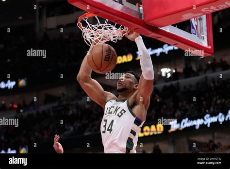 Write informative laconic excerpt under 30 words in mexican spanish for news below. Do not wrap it into quotation marks or html tags. Giannis Antetokounmpo ha tenido un rendimiento destacado en su carrera en la NBA. En la temporada 2022-23, Antetokounmpo estableció récords personales en puntos (31.1) y tiros libres intentados (12.3) por partido. A pesar de sus habilidades ofensivas, su porcentaje de tiros libres (64.5) y su rendimiento defensivo más bajo lo llevaron a terminar en el puesto 37 en valor fantasy de ocho categorías por partido.,Antetokounmpo brilló en la NBA con récords personales de puntos y tiros libres, pero su rendimiento defensivo lo ubicó en el puesto 37 en Fantasy.