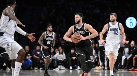 Write informative laconic excerpt under 30 words in mexican spanish for news below. Do not wrap it into quotation marks or html tags. El jugador de baloncesto Ben Simmons ha experimentado una notable caída en su rendimiento en los últimos años, pasando de ser un All-Star a promediar números más bajos. A lo largo de las últimas tres temporadas, Simmons ha jugado solamente 100 partidos, promediando 10.6 puntos, 6.8 rebotes, 6.5 asistencias y 1.6 robos por juego. Se ha mencionado que las lesiones, así como la falta de confianza en su tiro, han afectado el rendimiento de Simmons, quien ahora se encuentra en los Brooklyn Nets y tendrá la oportunidad de revitalizar su carrera en un nuevo equipo.,Ben Simmons ha caído en su rendimiento en baloncesto, atribuido a lesiones y falta de confianza en tiro. Busca revivir su carrera en Brooklyn Nets.