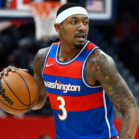 Write informative laconic excerpt under 30 words in mexican spanish for news below. Do not wrap it into quotation marks or html tags. Bradley Beal, jugador de baloncesto, se unirá al equipo de los Phoenix Suns. Se espera que Beal sea el base titular del equipo, junto a Devin Booker y Kevin Durant. A pesar de las lesiones que ha sufrido en temporadas anteriores, Beal sigue siendo un jugador de alto valor en fantasy basketball.,Bradley Beal se une a los Phoenix Suns como base titular junto a Devin Booker y Kevin Durant. A pesar de lesiones anteriores, sigue siendo valioso en fantasy basketball.