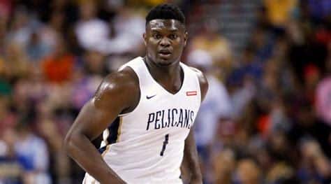 Write informative laconic excerpt under 30 words in mexican spanish for news below. Do not wrap it into quotation marks or html tags. Zion Williamson se prepara para iniciar la temporada 2023-24 de la NBA sin problemas de lesiones y rodeado de jugadores talentosos en los New Orleans Pelicans. A pesar de su historial de lesiones, Williamson ha demostrado ser extremadamente productivo cuando está en la cancha, promediando 26.0 puntos, 7.0 rebotes, 4.6 asistencias y 1.1 robos por partido en la temporada 2022-23. Aunque Williamson necesita mejorar en aspectos como tiros libres y defensa, su capacidad para anotar y su dominio en la pintura lo convierten en una opción valiosa en el fantasy basketball.,Zion Williamson regresa con los Pelicans en la NBA, listo para brillar sin lesiones y consolidarse como una estrella con números destacados.