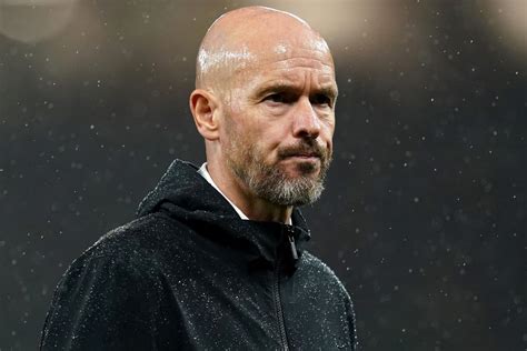 Write informative laconic excerpt under 30 words in mexican spanish for news below. Do not wrap it into quotation marks or html tags. playAttack or defence? Erik ten Hag flip flops on Man United&apos;s biggest weakness (1:32)In the space of a week the Manchester United manager has changed his mind on what his side&apos;s biggest problem is. (1:32)Erik ten Hag has called for more time to get things right at Manchester United, but has accepted he is also under pressure to deliver immediate results ahead of the crucial trip to Aston Villa.The scrutiny on Ten Hag&apos;s position mounted further on Thursday as his team threw away a two-goal lead to draw 3-3 with FC Porto in the Europa League. It&apos;s now four games without a win for United, who face an in-form Villa on Sunday, fresh from their memorable Champions League victory over Bayern Munich.The Dutchman, who is into his third season at Old Trafford, has asked for more patience from the club&apos;s hierarchy but said that managers "don&apos;t get time.""I&apos;m not thinking about [the pressure] because that is not a topic," Ten Hag said. "We are in there together. The ownership, the leadership, the team, the staff. I appointed new staff. We brought, again, new young players and we have to integrate them. I know in top football you don&apos;t get time. They have to perform immediately, but that&apos;s not always realistic."Ten Hag left out summer signing Manuel Ugarte against Porto as he reverted back to the midfield three of Casemiro, Christian Eriksen and Bruno Fernandes that he used in his first season in charge.Ugarte has endured a difficult start since his £50 million ($65.8m) move from Paris Saint-Germain and Ten Hag pointed to the Uruguay international&apos;s struggles as an example of why his team has not yet clicked."The [No.] 6 position was absolutely one of the topics we want to sign for this season, but he needs time to integrate," Ten Hag said. "He has to get used to our game model, he has to get used to his teammates, he has to get used to the intensity of the Premier League. So it needs time."We have more positions where we need time. I&apos;m very pleased with the return of Rasmus Højlund, but we couldn&apos;t play him in the first two months of the season. Hopefully he is now fit. We will see where we will end at the end of the season."Ten Hag will have captain Bruno Fernandes available at Villa Park after his red card against Tottenham was overturned.United will make a late decision on Kobbie Mainoo, who missed the game against Porto with an injury. The England midfielder was able to train the day before the game, but was left out of the squad as a precaution."We have to wait and we have to see if he can play on Sunday, if he&apos;s fit enough to start or be on the bench," Ten Hag said. ,Erik ten Hag pide paciencia en el Manchester United antes del crucial encuentro contra el Aston Villa, tras una racha negativa de resultados.