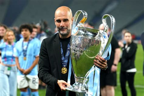 Write informative laconic excerpt under 30 words in mexican spanish for news below. Do not wrap it into quotation marks or html tags. Oct 4, 2024, 09:02 AM ETPep Guardiola spoke evocatively of his "deep" bond with Manchester City and said that he sees winning games as the best way to defend the club.City are being tried for 115 alleged breaches of the Premier League&apos;s financial regulations in front of an independent hearing that began last month. If found guilty, the club could face huge fines, points deductions and possibly even relegation from the Premier League.Despite the scale of the charges and the severity of punishment, Guardiola said his trust in the City hierarchy remain unbroken."I&apos;m part of this club, deep inside of my bones and the best way to defend the club is winning games and doing my job as best as possible. We cannot misunderstand why I am here, I am the manager, the person at the club who talks more through all the media, to send messages to fans," he said at a news conference on Friday."And, of course I am going to defend my club, I trust [them], since the owner, since the chairman for the relation, the CEO, and all the people working here, for many many years. I know them quite well, much more than any of you. The best way to defend is by doing our job the best, everyone working here have their own responsibility."The rest, of course there are situations in the eight and nine years, it always is there. Some of them expected, some of them more tough to deal with but it is what it is. No complaints and you do what you have to do. I&apos;m part of this club, not just the manager. I love this club and it will always be that way."Pep Guardiola&apos;s contract with Manchester City expires in 2025. Adam Davy/PA Images via Getty ImagesGuardiola is into his ninth season at the club, a period during which he has lifted the Premier League six times and also led the club to a first Champions League triumph in 2023. With his deal set to expire next summer, City fans are set to unveil a "We want you to stay" banner during their game against Fulham at the Etihad Stadium on Saturday."They have to bring me the bill I have to pay for the banner. I don&apos;t want to spend money for that reason. What can I say? Thank you so much, I fell in love since the first day I arrived here, lets see. When it&apos;s going to happen, it&apos;s going to happen." he said.City will remain without Kevin De Bruyne for Fulham&apos;s visit. The Belgium international has missed City&apos;s last four games since picking up an injury in their Champions League clash against Inter Milan.On Friday, Belgium boss Domenico Tedesco said De Bruyne won&apos;t be part of his side&apos;s squad for their Nations League matches this month and added that he has also asked to miss November&apos;s final two games against Italy and Israel.When asked about the 33-year-old, Guardiola said: "How can you play for the national team when you have not played? I never understood that."He did not say he will retire from Belgium to me. For that game he is injured so is not available."Information from Reuters contributed to this report ,Guardiola defiende a Manchester City a pesar de 115 cargos financieros; confianza en la directiva mientras enfrentan posibles sanciones graves.