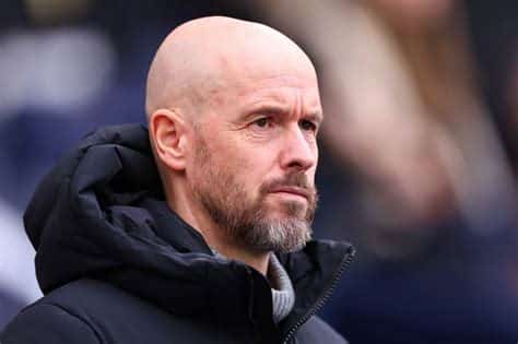 Write informative laconic excerpt under 30 words in mexican spanish for news below. Do not wrap it into quotation marks or html tags. Manchester United co-owner Sir Jim Ratcliffe has refused to give assurances to under-fire manager Erik ten Hag and insisted a decision on the Dutchman&apos;s future is out of his hands.Ten Hag is under pressure after a run of four games without a win and faces a crunch fixture against Aston Villa on Sunday but Ratcliffe, who is expected to be in attendance at Villa Park, said it will not be his call if the club decide to make a change.Asked by the BBC in Barcelona whether he still has faith in Ten Hag, Ratcliffe said: "I don&apos;t want to answer that question. I like Erik. I think he&apos;s a very good coach but at the end of the day it&apos;s not my call, it&apos;s the management team that&apos;s running Manchester United that have to decide how we best run the team in many different respects."United have revamped their structure since Ratcliffe acquired a 27.7% stake in the club in February.Omar Berrada has been appointed CEO while Dan Ashworth and Jason Wilcox have come in as sporting director and technical director, respectively.Ten Hag&apos;s contract was extended by a year in the summer, although both Berrada and Ashworth have publicly distanced themselves from the decision because it was made before they were officially in their new roles.Sir Jim Ratcliffe (R) has said Erik ten Hag&apos;s future is not his decision. Crystal Pix/MB Media/Getty Images"That team that&apos;s running Manchester United has only been together since June or July," Ratcliffe said."They weren&apos;t there in January, February, March or April. Omar, Dan Ashworth, they only arrived in July."They&apos;ve only been there -- you can count it in weeks almost -- they&apos;ve not been there a long time so they need to take stock and make some sensible decisions."Our objective is very clear; we want to take Manchester United back to where it should be, and it&apos;s not there yet, obviously. That&apos;s very clear." ,Dueño de Manchester United, Sir Jim Ratcliffe, no da garantías al técnico Erik ten Hag y afirma que la decisión sobre su futuro está fuera de su control.