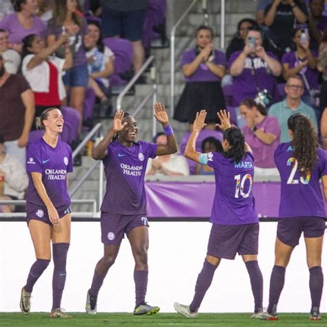 Write informative laconic excerpt under 30 words in mexican spanish for news below. Do not wrap it into quotation marks or html tags. Oct 4, 2024, 10:07 PM ETThe Orlando Pride can clinch the franchise&apos;s first National Women&apos;s Soccer League Shield at home on Sunday with a victory over the second-place Washington Spirit.The Pride is also four games away from completing an unprecedented unbeaten season."We know we have a big target on our back," Orlando defender Kylie Strom said on Friday. "That&apos;s no surprise at all. Everybody&apos;s gonna play their best game against us. Everybody has that extra motivation against us, so we just have to keep raising our level."Orlando hosts Washington at Inter&Co Stadium at 5 p.m. ET on Sunday on ESPN2, ESPN+ and ESPN Deportes.NWSL commissioner Jessica Berman will be in attendance in Orlando with the newly redesigned NWSL Shield in anticipation of awarding it to Orlando should the Pride win, a league spokesperson confirmed to ESPN.Washington surged into second place in the latter half of the season following the arrival of former FC Barcelona head coach Jonatan Giráldez. Still, the Spirit is seven points behind a Pride team yet to lose in 22 games."They are showing why they are the best team right now because they can adapt very quickly to what the game is demanding in possession and out of possession," Giráldez said on Friday.The Orlando Pride is just one win away from clinching the 2024 NWSL Shield. Photo by Nicholas Faulkner/Icon SportswireWashington forward Trinity Rodman&apos;s status remains unknown for the match. The United States international and 2024 Olympic gold-medal winner suffered a back injury on Sept. 20 late in a 3-0 loss to the Kansas City Current and has not played since.Giráldez said he would not decide on which players would travel to Orlando on Saturday until after the Spirit train earlier in the day in Virginia. USWNT defender Casey Krueger also missed last week&apos;s match due to an adductor injury.Orlando coach Seb Hines downplayed the magnitude of Sunday&apos;s match, stating repeatedly that it is just another game for the Pride. He also said the matchup should help further prepare his side for the playoffs, which take place in November."I think it&apos;s a good test," he said. "I think it&apos;s a good experience going into playoff football. Obviously, there are a lot of players who haven&apos;t experienced that. So, you could use that as training in the postseason, because this is what it&apos;s about, right? It&apos;s one game. You have to win within the timeframe, and so it comes at a good point for us because we might not get our experience leading up into the postseason, so we&apos;ll use it for that experience leading up into the postseason."An unbeaten season has never occurred in the NWSL&apos;s 11-year history. The 2018 North Carolina Courage lost once in a 24-game season, winning the Shield, the NWSL Championship and the first International Champions Cup. The 2014 Seattle Reign lost twice in 24 games, winning the Shield but losing in the playoff final.Orlando and Washington have each already clinched playoff berths. That alone is a major feat for Orlando, which has previously only made the playoffs once since entering the NWSL as an expansion team in the 2016 season. The Pride have endured repeated low points throughout their history, including a last-place finish in 2019 that saw them concede 53 goals in 24 games, still a single-season record."I think that&apos;s what makes this season even more special, is to kind of know what this club and this organization has been through," said Strom, who joined the team in 2021. "It wasn&apos;t always easy, but I think we&apos;ve got the right people in the right places, and we have something really special here. So, it&apos;s super exciting now and for the future."The Pride defeated the Spirit 3-2 on April 26 at Audi Field in Washington, D.C., in a back-and-forth match.The Pride has the best defense in the NWSL, with 12 shutouts this year and only 13 goals conceded in 22 games. Orlando forward Barbra Banda has the second most goals in the NWSL this season, with 13 tallies in 18 games. Washington has scored the second-most goals (44) this year, behind Kansas City.Last month, Kansas City visited Orlando in what was expected to be a high-scoring game. Instead, the match ended scoreless as both teams&apos; conservative defensive plans offset each other.Hines said they will be ready for anything on Sunday, but the Pride will stick to their plan."To predict what Washington is going to do is very difficult," Hines said on Friday. "Every team that has adapted to us. So, we have to problem-solve. And so, if they come here with intentions to sit back and to counter, we have to solve those types of problems. If they want to high-press us, then we have to solve those types of problems as well."It&apos;s no different from what we&apos;ve tried to face all season long, and we&apos;ve done an incredible job in solving those problems. Hence, our record right now so it&apos;ll be the same going into the game on Sunday." ,El Orlando Pride busca asegurar su primer Escudo de la NWSL en casa contra el Washington Spirit. Juego crucial este domingo en casa.