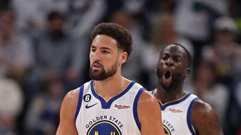 Write informative laconic excerpt under 30 words in mexican spanish for news below. Do not wrap it into quotation marks or html tags. Klay Thompson se recupera de lesiones y vuelve a jugar con los Golden State Warriors después de dos temporadas perdidas por lesiones graves en la rodilla y el tendón de Aquiles. Jugará como titular y se espera que mantenga su producción ofensiva destacada. Se espera que Thompson tenga una temporada exitosa con la llegada de Chris Paul y la pérdida de jugadores como Jordan Poole. Tendrá más oportunidades de anotación y se prevé que mantenga un nivel alto de juego, con números similares a los de la temporada anterior.,Klay Thompson regresa con Golden State Warriors tras graves lesiones. Se anticipa una temporada exitosa con más oportunidades de anotación y alto rendimiento.