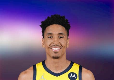 Write informative laconic excerpt under 30 words in mexican spanish for news below. Do not wrap it into quotation marks or html tags. Malcolm Brogdon fue traspasado por los Boston Celtics a los Portland Trail Blazers en un intercambio por Jrue Holiday antes del inicio de la temporada. Brogdon, quien tuvo una temporada impresionante el año pasado promediando 21.2 puntos y 5.3 rebotes por partido con los Indiana Pacers, se espera que juegue un papel importante en la ofensiva de los Blazers. Sin embargo, su historial de lesiones y su posible incompatibilidad con el plan de los Blazers podrían hacer que sea traspasado nuevamente en el futuro. ,Brogdon traspasado de Celtics a Trail Blazers por Holiday. Promedió 21.2 puntos y 5.3 rebotes con Pacers. Podría ser traspasado de nuevo por lesiones.