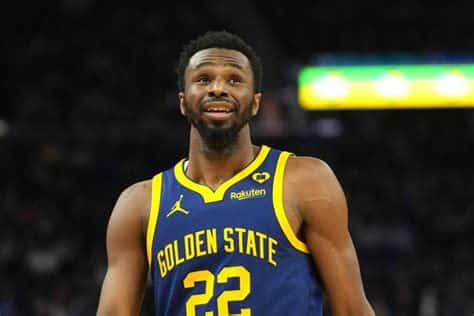 Write informative laconic excerpt under 30 words in mexican spanish for news below. Do not wrap it into quotation marks or html tags. El jugador de baloncesto Andrew Wiggins ha tenido una temporada decepcionante debido a lesiones, enfermedad y ausencia personal, pero ahora está saludable y listo para comenzar con los Warriors. Wiggins ha mostrado habilidades para bloquear tiros y lanzar triples, lo que le suma valor como jugador. Si puede mantenerse saludable y en la cancha esta temporada, se espera que tenga un rendimiento completo y sea una elección de valor en las ligas de fantasía estándar.,El jugador de baloncesto Andrew Wiggins se recupera y se une a los Warriors con potencial de rendimiento completo en Fantasy.