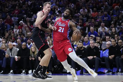 Write informative laconic excerpt under 30 words in mexican spanish for news below. Do not wrap it into quotation marks or html tags. Joel Embiid, jugador de los 76ers de Filadelfia, fue el segundo jugador con mayor valor fantástico en la temporada 2022-23 de la NBA, detrás de Nikola Jokic. Lideró la liga en puntos por partido con 33.1 y demostró ser uno de los mejores centros en ambos extremos de la cancha. Embiid ha tenido problemas de lesiones a lo largo de su carrera, pero ha sido relativamente saludable en las últimas temporadas. Jugó 68 partidos en la temporada 2021-22 y 66 partidos la temporada anterior, lo que demuestra su durabilidad. Se espera que Embiid vuelva a ser la opción número 1 en la ofensiva de los 76ers y un candidato al MVP en la próxima temporada. Sin embargo, su situación está en el aire debido a los rumores sobre un posible traspaso de James Harden. Si Harden no juega para los 76ers, se espera que Embiid tenga aún más protagonismo en el equipo.,Joel Embiid, destacado jugador de los 76ers de Filadelfia, lideró la NBA en puntos por partido y se perfila como candidato al MVP de la próxima temporada.