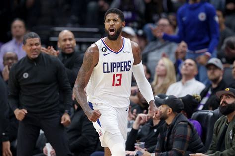 Write informative laconic excerpt under 30 words in mexican spanish for news below. Do not wrap it into quotation marks or html tags. Paul George de Los Angeles Clippers sufrió una lesión en la rodilla derecha que lo dejó fuera de los playoffs de la NBA la temporada pasada. Fuente: ESPN A pesar de las lesiones, George ha demostrado ser un jugador destacado en ambos extremos de la cancha, con promedios de 23.8 puntos, 6.1 rebotes, 5.1 asistencias y 1.5 robos por juego. Fuente: ESPN A pesar de perder en los playoffs la temporada pasada, George y Kawhi Leonard serán los líderes del equipo de Los Angeles Clippers en su búsqueda por su primer título de la NBA. Fuente: ESPN,Paul George de los Clippers, a pesar de lesión, destaca en la cancha; lidera equipo con Kawhi Leonard en la búsqueda del campeonato de la NBA. (Fuente: ESPN)