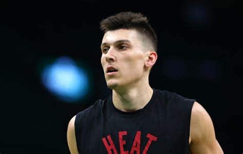 Write informative laconic excerpt under 30 words in mexican spanish for news below. Do not wrap it into quotation marks or html tags. Tyler Herro buscará elevar su juego esta temporada después de mantenerse estancado la temporada pasada. Se espera que asuma un papel más importante, especialmente en el aspecto ofensivo. Herro fue nombrado el Sexto Hombre del Año en la temporada 2021-2022 después de mostrar mejorías significativas en su juego. Su alto porcentaje de uso y capacidad anotadora lo convierten en una opción atractiva en las ligas de fantasía. Aunque se esperaba un mayor salto en su segunda temporada, Herro no cumplió con las expectativas. Sin embargo, mostró mejoras en ciertas áreas de su juego y se espera que tenga minutos consistentes esta temporada.,Tyler Herro buscará mejorar su desempeño esta temporada, asumiendo un papel clave en la ofensiva tras ganar el premio de Sexto Hombre del Año.