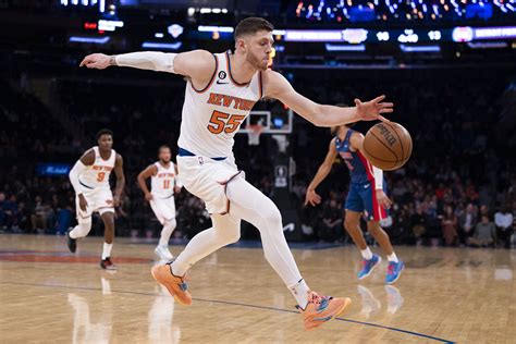 Write informative laconic excerpt under 30 words in mexican spanish for news below. Do not wrap it into quotation marks or html tags. Isaiah Hartenstein, jugador de baloncesto, tuvo una baja eficiencia durante la pasada temporada. A pesar de sus buenos números en rebotes, asistencias y robos, solo promedió 5 puntos por partido. Hartenstein firmó contrato con los Knicks esta temporada y competirá por el puesto de suplente de Mitchell Robinson.,Isaiah Hartenstein, con baja eficiencia en anotación, firma con Knicks buscando rol de suplente de Robinson. Promedió 5 puntos por partido la temporada pasada.