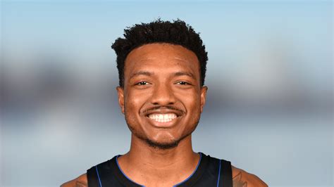 Write informative laconic excerpt under 30 words in mexican spanish for news below. Do not wrap it into quotation marks or html tags. Wendell Carter Jr. tuvo una temporada destacada con los Orlando Magic, promediando 15.2 puntos, 8.7 rebotes y 2.3 asistencias por partido. A pesar de sus números, Carter ha lidiado con lesiones a lo largo de su carrera y ha jugado menos de 50 partidos en dos temporadas de las cinco que ha estado en la liga. Aunque Carter no es un gran generador de estadísticas defensivas, su eficiencia y capacidad para anotar desde el perímetro le hacen valioso para los Magic.,Wendell Carter Jr. destaca en Orlando Magic con promedio de 15.2 puntos, 8.7 rebotes y 2.3 asistencias. A pesar de lesiones, su eficiencia lo hace valioso.