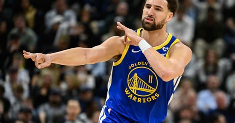 Write informative laconic excerpt under 30 words in mexican spanish for news below. Do not wrap it into quotation marks or html tags. Klay Thompson está completamente recuperado de sus lesiones y listo para jugar la próxima temporada de la NBA. Tuvo un impresionante rendimiento la temporada pasada, promediando 21.9 puntos, 4.4 triples y 4.1 rebotes por juego. Thompson será un jugador clave para los Warriors esta temporada, quienes buscan ganar su séptimo título y el primero desde 2022. Los informes indican que Klay Thompson, jugador de los Golden State Warriors, está completamente recuperado de sus lesiones y listo para jugar la próxima temporada de la NBA. La temporada pasada, Thompson regresó después de dos años y medio de lesiones y tuvo un rendimiento impresionante, promediando 21.9 puntos, 4.4 triples y 4.1 rebotes por juego. Se espera que Thompson sea un jugador clave para los Warriors esta temporada, ya que buscan ganar su séptimo título y el primero desde 2022.,Klay Thompson recuperado y listo para temporada de NBA. Promedio destacado la temporada pasada. Se espera clave para Warriors en búsqueda de séptimo título.