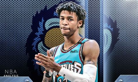 Write informative laconic excerpt under 30 words in mexican spanish for news below. Do not wrap it into quotation marks or html tags. Ja Morant ha sido suspendido por 25 partidos al comienzo de la temporada 2023-24 de la NBA después de mostrar un arma en vivo en Instagram. Los Memphis Grizzlies adquirieron a Marcus Smart como parte de un acuerdo de tres equipos después de la suspensión de Morant. Morant tuvo una temporada destacada en 2022-23, promediando 27.4 puntos y mejorando su eficiencia en el tiro, pero su suspensión y lesiones limitaron su rendimiento en los playoffs.,Ja Morant suspendido 25 partidos por mostrar un arma; Marcus Smart adquirido por Memphis Grizzlies. Morant brilló en 2022-23 pero limitado en playoffs.