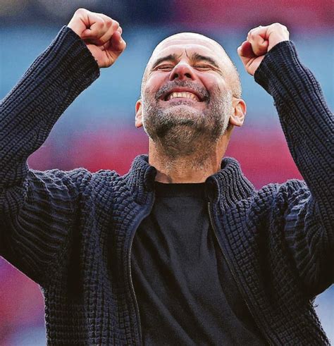 Write informative laconic excerpt under 30 words in mexican spanish for news below. Do not wrap it into quotation marks or html tags. playCarsley: England deserve a world-class manager (2:11)Lee Carsley believes that the next manager of England needs to be at the top level of game. (2:11)Pep Guardiola said he is yet to decide whether to continue at Manchester City beyond the end of the season.The 53-year-old has a contract at the Etihad Stadium until June 2025 and has repeatedly dodged questions on whether he will extend his deal.His future has been thrown into further doubt after the club confirmed on Saturday that close friend and City director of football Txiki Begiristain will leave in the summer.It&apos;s prompted speculation that Guardiola has already decided to quit after the FIFA Club World Cup, but he insists he has not made up his mind."It&apos;s not true, I have to reflect," Guardiola said in an interview with Italian TV show Che tempo che fa.Uncertainty over Guardiola&apos;s future at City has also led to speculation he could take over as England manager ahead of the 2026 World Cup.The former Barcelona boss has said in the past that he&apos;s keen to lead a national team at an international tournament.He rejected the suggestion he&apos;s already agreed to leave City and manage England. But he did leave the door open for an approach from the Football Association as they continue to look for Gareth Southgatte&apos;s permanent replacement.Pep Guardiola&apos;s future at Manchester City is uncertain. Ross MacDonald/SNS Group via Getty Images"It&apos;s not true, I can promise you that had I made a decision on whether to stay or to leave [City], I would tell you," he said. "I don&apos;t even know. But anything can happen in life."City have moved quickly to avoid any unnecessary disruption following Begiristain&apos;s decision to leave, announcing on Saturday that Sporting Lisbon&apos;s Hugo Viana will take over in the summer.Sources have told ESPN that the club are also keen for a smooth transition if Guardiola departs.They expect a decision to be made between the November international break and the new year to allow adequate time for a new manager to be selected if necessary. ,Guardiola indeciso sobre su futuro en el Manchester City hasta 2025. Posible interés de Inglaterra para el 2026.