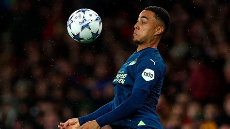 Write informative laconic excerpt under 30 words in mexican spanish for news below. Do not wrap it into quotation marks or html tags. Oct 14, 2024, 08:21 AM ETSergiño Dest has said former Barcelona coach Xavi Hernández was not honest with him after leaving the club for PSV Eindhoven on a permanent deal earlier this year.The 23-year-old joined Barça from Ajax in 2020 when Ronald Koeman was still the manager but found first-team opportunities hard to come by after Xavi was appointed in 2021.The United States full-back said Xavi didn&apos;t give him enough opportunities to prove himself, restricted his playing style and went back on promises he had made to him."I wouldn&apos;t say regrets, because how it ended didn&apos;t depend on me, but I don&apos;t feel I had the necessary chances with Xavi," Dest told Diario Sport of his four years as a Barça player."I felt like I had to play with limits; that I could not be myself. I want to join the attack, which is my biggest strength, but he asked me not to go forward."I don&apos;t think he was honest with me, either. We had several conversations in which he told me one thing but after I had doubts whether he really told me the truth."In the summer [of 2023], before going on holiday, he told me: &apos;I am counting on you, don&apos;t read the press.&apos; And as soon as I returned, he told me: &apos;You have to go.&apos;"Sergiño Dest signed a permanent contract with PSV Eindhoven last summer. Photo by ANP via Getty ImagesDest spent the 2022-23 season on loan at Italian side AC Milan and last year at PSV before re-joining the Dutch club permanently this past summer, but he had previously made a promising start to life at Barça.Under Koeman, he was a regular in the side which won the Copa del Rey in 2021, but he ended up losing confidence under Xavi."I was flying when I arrived," he added. "Things went well on an individual level. But in the end, I was new here, my teammates didn&apos;t know me..."My style is to take risks with the ball but I was asked to play differently. That made me lose some confidence in my decision-making, you doubt whether to be yourself or change your style. Those doubts damage your performances."Dest is currently sidelined with an ACL injury and expected to return to action in the new year, but he has his sights set on returning to one of Europe&apos;s top leagues in the future."I am really happy and grateful to be at PSV, but I am ambitious and of course I would like to play in one of the big five leagues in Europe again," he said."I think I am good enough to. With hard work and consistency I think I can achieve it, no doubt. I don&apos;t know what will happen, but I would like to return to LaLiga in the future." ,Sergiño Dest critica a Xavi Hernández por falta de oportunidades en el Barcelona antes de unirse al PSV Eindhoven y aspira a volver a una liga top de Europa.