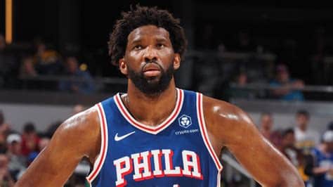 Write informative laconic excerpt under 30 words in mexican spanish for news below. Do not wrap it into quotation marks or html tags. El jugador de baloncesto Joel Embiid fue el MVP de la temporada 2022-23 de la NBA, liderando la liga en puntos por juego (33.1) y mostrando un juego eficiente de tiro (55/33/86). A pesar de su historial de lesiones, Embiid jugó 68 partidos en la temporada 2021-22 y 66 partidos en la temporada anterior, las mejores marcas de su carrera. Para la temporada 2022-23, Embiid será la opción número uno del equipo de los 76ers y un candidato al MVP, aunque la incertidumbre persiste debido a la situación de James Harden y su posible demanda de cambio de equipo.,Joel Embiid, MVP de la NBA '22-'23 con promedio de 33.1 puntos por juego. Historial de lesiones, pero jugó 68 y 66 partidos últimas temporadas. Líder 76ers, candidato MVP con incertidumbre por Harden.