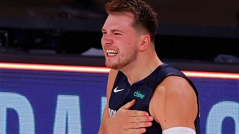 Write informative laconic excerpt under 30 words in mexican spanish for news below. Do not wrap it into quotation marks or html tags. Desde una perspectiva de fantasía, la campaña 2022-23 de Luka Doncic fue la mejor de su carrera, con el jugador estelar clasificando en el octavo lugar en valor por juego. Doncic promedió un récord personal de 32.4 puntos por juego y tuvo un porcentaje de tiros de campo de 49.6%, mientras que también registró un récord personal de robos con 1.4 por juego. A pesar de la adición de Kyrie Irving al equipo, Doncic mantuvo números sólidos y se espera que sea una selección de primera ronda en las ligas de fantasía.,La temporada 2022-23 de Luka Doncic fue su mejor campaña, con récords personales en puntos, porcentaje de tiros y robos. Se proyecta como primera selección en ligas fantasy.