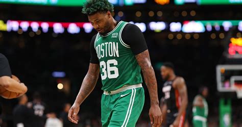 Write informative laconic excerpt under 30 words in mexican spanish for news below. Do not wrap it into quotation marks or html tags. Marcus Smart es traspasado a los Grizzlies de Memphis tras pasar nueve temporadas en los Boston Celtics. Smart podría convertirse en el líder del vestuario mientras Ja Morant cumple una suspensión de 25 partidos. Smart tuvo una temporada destacada en 2022-23, promediando 11.5 puntos y 6.3 asistencias por partido. Sin embargo, vio una disminución en sus robos de balón, terminando con menos de 1.7 robos por juego por segunda vez en los últimos cinco años. La llegada de Smart a los Grizzlies ayudará a reforzar la identidad defensiva del equipo, que ha perdido parte de su identidad defensiva con la salida de Dillon Brooks.,Marcus Smart traspasado a Grizzlies de Memphis. Refuerza defensa y puede liderar equipo durante suspensión de Ja Morant.