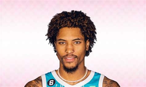 Write informative laconic excerpt under 30 words in mexican spanish for news below. Do not wrap it into quotation marks or html tags. El jugador de baloncesto Kelly Oubre se une a los 76ers de Filadelfia como jugador suplente, detrás de Tobias Harris y P.J. Tucker. Si los 76ers deciden intercambiar a James Harden, Oubre podría tener un papel más prominente en el equipo. Oubre promedió 20.3 puntos por partido en la temporada 2021-2022 con los Hornets, pero es poco probable que vea el mismo nivel de protagonismo en los 76ers.,Kelly Oubre se incorpora a los 76ers como jugador suplente, posiblemente aumentando su rol si se intercambia a James Harden. Sin embargo, su protagonismo podría disminuir.