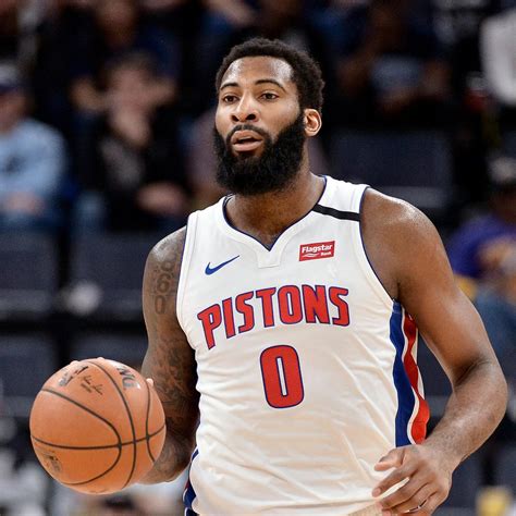 Write informative laconic excerpt under 30 words in mexican spanish for news below. Do not wrap it into quotation marks or html tags. Andre Drummond será el suplente principal de Nikola Vucevic en los Bulls después de una temporada decepcionante como reserva de Joel Embiid en Filadelfia y Brooklyn. A pesar de sus minutos limitados, Drummond sigue siendo uno de los mejores reboteadores por minuto en la NBA, lo que le da un gran valor para los equipos de streaming. Su rendimiento aumentará si Vucevic se lesiona y le asignan un rol más importante en los Bulls. Sin embargo, no es recomendable para seleccionar en ligas poco profundas, pero es alguien a tener en cuenta en caso de lesiones.,Andre Drummond, ex reserva de Embiid, llega a los Bulls como suplente de Vucevic. A pesar de su capacidad reboteadora, mejoraría si hay lesiones.