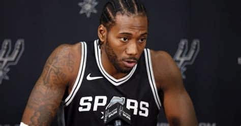 Write informative laconic excerpt under 30 words in mexican spanish for news below. Do not wrap it into quotation marks or html tags. Kawhi Leonard de los Clippers continúa luchando contra lesiones y limitaciones en su tiempo de juego debido a su recuperación de una lesión en la rodilla derecha. Leonard se perdió toda la temporada 2021-22 debido a una lesión de ligamento cruzado anterior sufrida en los playoffs de la temporada 2020-21. A pesar de las lesiones, Leonard ha demostrado ser un competidor de élite y ha promediado 27.4 puntos, 6.6 rebotes, 3.9 asistencias, 1.7 robos y 0.7 bloqueos en 35 partidos la temporada pasada.,Kawhi Leonard, de los Clippers, lucha contra lesiones y limitaciones en su juego, demostrando su elite con promedios destacados a pesar de contratiempos físicos.