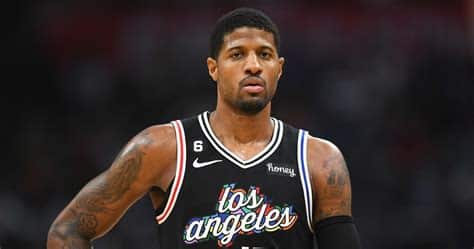 Write informative laconic excerpt under 30 words in mexican spanish for news below. Do not wrap it into quotation marks or html tags. Paul George de los Clippers se recupera de lesiones y se espera que esté listo para la próxima temporada de la NBA - fuente: varios informes George ha tenido problemas de lesiones desde que se unió a los Clippers en 2019, pero sigue siendo un jugador sólido en ambas partes de la cancha - fuente: informe de RotoWire Los Clippers dependerán en gran medida de George y Kawhi Leonard mientras buscan su primer título de la NBA - fuente: informe de RotoWire,Paul George de los Clippers se recupera de lesiones y estará listo para la próxima temporada de la NBA. Clippers confían en él y Kawhi Leonard para el título.