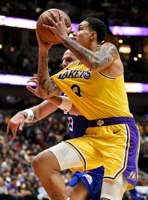 Write informative laconic excerpt under 30 words in mexican spanish for news below. Do not wrap it into quotation marks or html tags. - Lonzo Ball, jugador de baloncesto, ha sufrido varias lesiones durante su carrera. - Ball tuvo su mejor temporada en 2020-2021 con los Pelicans, promediando 14.6 puntos, 7.0 asistencias y 6.1 rebotes por partido. - Actualmente, Ball juega para los Chicago Bulls y sigue siendo una amenaza en ambos extremos de la cancha.,El jugador de baloncesto Lonzo Ball ha enfrentado lesiones, pero destaca con los Chicago Bulls por su desempeño en la cancha. Alcanzó su mejor temporada en 2020-2021 con los Pelicans.