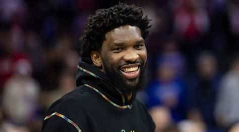 Write informative laconic excerpt under 30 words in mexican spanish for news below. Do not wrap it into quotation marks or html tags. Joel Embiid, jugador de los 76ers de Filadelfia, lideró la NBA en puntos por partido (33.1) durante la temporada pasada, convirtiéndolo en el mejor centro de la liga. También promedió 10.2 rebotes, 4.2 asistencias, 1.7 bloqueos y 1.0 robos por partido. Jugó 68 partidos en la temporada 2021-22 y 66 partidos la temporada anterior, mostrando una mejora en su historial de lesiones. Embiid es considerado un candidato al premio de Jugador Más Valioso (MVP) para la próxima temporada. Sin embargo, su papel en el equipo podría cambiar si se concreta el intercambio de James Harden. A pesar de esto, se espera que Embiid tenga un rendimiento destacado y se le considere una selección de primera ronda en las ligas de fantasy. A lo largo de su carrera, Embiid ha demostrado ser un jugador dominante en ambos lados de la cancha, pero su historial de lesiones sigue siendo motivo de preocupación. Los entrenadores y el equipo médico de los 76ers deberán manejar adecuadamente su carga de minutos y asegurarse de mantenerlo saludable para maximizar su impacto en el equipo.,Joel Embiid, líder en puntos de la NBA, es un candidato al MVP. Su historial de lesiones preocupa, pero se espera un rendimiento sobresaliente con los 76ers.