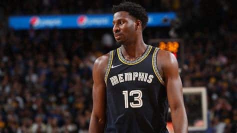 Write informative laconic excerpt under 30 words in mexican spanish for news below. Do not wrap it into quotation marks or html tags. Jaren Jackson Jr. de los Memphis Grizzlies tuvo una temporada destacada en la NBA, ganando el premio al Jugador Defensivo del Año, siendo seleccionado por primera vez al All-Star y liderando la liga en bloqueos. Jackson promedió 18.6 puntos, 6.8 rebotes y 3.0 bloqueos por juego la temporada pasada, siendo su mejor temporada hasta el momento. Debido a una lesión en el pie, Jackson se perdió casi el primer mes de la temporada, pero regresó en gran forma y seguirá siendo una pieza clave en la defensa y el ataque de los Grizzlies en la próxima temporada.,Jaren Jackson Jr., jugador destacado de los Memphis Grizzlies en la NBA, ganó el premio Defensivo del Año, All-Star y lideró en bloqueos. Lesión inicial seguida de destacado regreso.