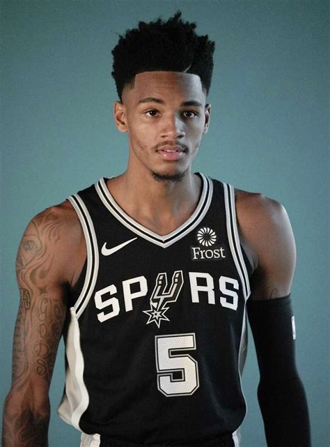 Write informative laconic excerpt under 30 words in mexican spanish for news below. Do not wrap it into quotation marks or html tags. La temporada pasada, Dejounte Murray fue un jugador clave para los Hawks de Atlanta, promediando 20.5 puntos, 5.3 rebotes, 6.1 asistencias y 1.5 robos por partido. Su rendimiento le valió un contrato de 4 años y $120 millones de dólares. A pesar de jugar fuera de posición, Murray demostró ser un jugador versátil y eficiente, destacando en varias categorías estadísticas. Su firma de contrato indica que los Hawks confían en él como pieza fundamental para alcanzar sus objetivos de campeonato. La llegada de Trae Young, estrella del equipo, podría impactar el rol de Murray en el equipo y su cantidad de tiros y asistencias, pero se espera que siga siendo una pieza importante en la rotación de los Hawks y una opción atractiva para los managers de fantasy basketball.,La temporada pasada, Dejounte Murray brilló con los Hawks de Atlanta, firmando un lucrativo contrato y mostrando versatilidad en el juego. Su futuro con la llegada de Trae Young es prometedor.