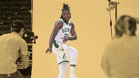 Write informative laconic excerpt under 30 words in mexican spanish for news below. Do not wrap it into quotation marks or html tags. Jrue Holiday ha tenido una destacada carrera en la NBA y ha sido subestimado a lo largo de sus 14 años de carrera, pero sigue siendo un favorito en el ámbito de fantasía. Holiday ha mejorado en aspectos clave de su juego, como el porcentaje de tiros libres, los rebotes y los triples, lo que lo convierte en un jugador muy valioso en el mundo de la fantasía. A pesar de sus 33 años de edad, Holiday sigue siendo un jugador polifacético y defensivo que debería mantener una producción sólida durante su primer año en Boston.,Jrue Holiday, subestimado en la NBA, destaca en fantasía por su versatilidad a pesar de sus 33 años. Mejora en tiros, rebotes y triples.