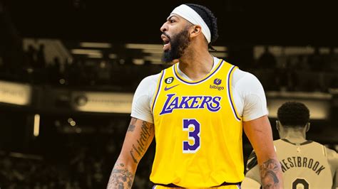 Write informative laconic excerpt under 30 words in mexican spanish for news below. Do not wrap it into quotation marks or html tags. - Anthony Davis tuvo una excelente temporada en 2022-23 a pesar de jugar en solo 56 juegos, promediando 56.3% de tiros de campo y 12.5 rebotes por juego. - A pesar de las lesiones que han afectado a Davis en las últimas temporadas, su papel en los Lakers no está en peligro y sigue siendo la segunda opción detrás de LeBron James. - Davis es uno de los jugadores más talentosos de la liga, pero su incapacidad para mantenerse saludable ha afectado su valor fantasy en las últimas temporadas.,Anthony Davis se destaca a pesar de lesiones; promedio del 56.3% en tiros y 12.5 rebotes. Papel crucial en Lakers junto a LeBron James.