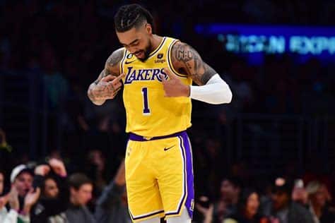 Write informative laconic excerpt under 30 words in mexican spanish for news below. Do not wrap it into quotation marks or html tags. D'Angelo Russell, exjugador de los Lakers y Timberwolves, firmó un contrato de dos años con los Lakers Russell promedió 17.8 puntos, 6.2 asistencias y 3.0 rebotes en su última temporada con los Timberwolves,D'Angelo Russell regresa a los Lakers con un contrato de dos años tras promediar 17.8 puntos, 6.2 asistencias y 3.0 rebotes con los Timberwolves.