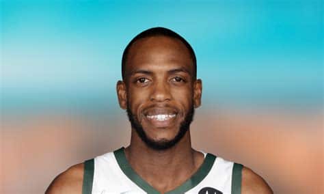 Write informative laconic excerpt under 30 words in mexican spanish for news below. Do not wrap it into quotation marks or html tags. Khris Middleton, jugador de baloncesto de los Milwaukee Bucks, se perdió gran parte de la temporada pasada debido a una lesión en la rodilla. Jugó solo 33 partidos, promediando 15.1 puntos, 4.2 rebotes, 4.9 asistencias y 0.7 robos por partido. Espera regresar a su nivel anterior esta temporada. Fuente: varios informes de estadísticas y análisis. A pesar de su lesión, Middleton ha sido uno de los jugadores más consistentes de la NBA en las últimas temporadas. Desde la temporada 2016-17, ha promediado 18.5 puntos, 5.1 rebotes, 4.5 asistencias y 1.2 robos por partido. Sin embargo, su stock de draft ha disminuido debido a las lesiones y la adición de Damian Lillard al equipo de los Bucks. Fuente: varios informes de estadísticas y análisis. A pesar de su lesión en la rodilla, se espera que Middleton esté listo para el inicio de la temporada regular. Fue el 35º jugador en producción fantasy por partido en las ligas de ocho categorías la temporada pasada, y se espera que sea un objetivo fuerte en los drafts fantasy de este año. Fuente: varios informes de estadísticas y análisis.,Khris Middleton de los Milwaukee Bucks se recuperó de lesión en la rodilla. Promedio: 15.1 puntos, 4.2 rebotes, 4.9 asistencias. Regresa esperando alto nivel.