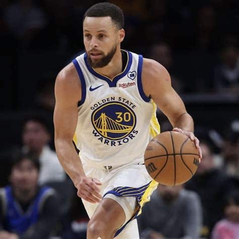 Write informative laconic excerpt under 30 words in mexican spanish for news below. Do not wrap it into quotation marks or html tags. A pesar de las lesiones, Curry tuvo números de MVP en la temporada 2022-23, llegando al segundo equipo All-NBA y ocupando el puesto 13 en las ligas de fantasía. Curry fue nombrado MVP de las Finales en 2022 y promedió 29.4 puntos, 6.3 asistencias y 6.1 rebotes en 56 juegos la temporada pasada, a pesar de sus problemas físicos. A pesar de las preocupaciones por lesiones, la salida de Chris Paul no afectará en gran medida a Curry, que seguirá siendo una selección de primera ronda en las ligas de fantasía.,Curry brilló en la temporada 2022-23 con lesiones, asegurando su lugar en el segundo equipo All-NBA y destacando en ligas de fantasía.