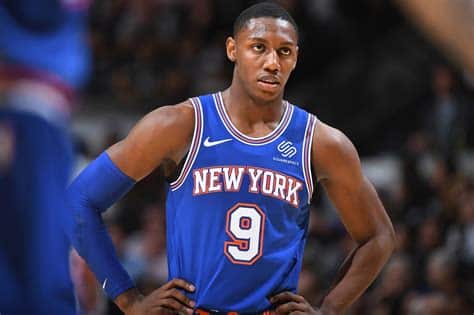 Write informative laconic excerpt under 30 words in mexican spanish for news below. Do not wrap it into quotation marks or html tags. RJ Barrett ha tenido altibajos en su carrera, pero es un jugador talentoso y prometedor. En la temporada 2022-23, Barrett promedió 19.6 puntos, 5.0 rebotes, 2.8 asistencias y 1.7 triples por partido. Sus porcentajes de tiro han sido inconsistentes, con un 43% de acierto en tiros de campo, 31% en triples y 74% en tiros libres la temporada pasada. Barrett deberá mejorar su eficiencia y adaptarse a los nuevos compañeros en los New York Knicks. A pesar de los desafíos, Barrett tiene potencial para destacar si logra consolidar todas sus habilidades. La temporada 2024-25 es crucial para Barrett ya que se encuentra en el último año de su contrato. La adición de nuevos jugadores en los Knicks podría afectar su volumen de juego, pero también podría proporcionarle mejores oportunidades de lanzamiento. Barrett ha mostrado progresos en su segundo año en la liga, mejorando sus porcentajes de tiro y siendo titular indiscutible en el equipo. A pesar de la competencia en el equipo, Barrett sigue siendo una promesa joven con mucho potencial de crecimiento. El rendimiento de Barrett en su temporada de novato fue sólido, promediando 14.3 puntos, 5.0 rebotes y 2.6 asistencias por partido. Aunque sus números de eficiencia no fueron destacados, Barrett tendrá muchas oportunidades de jugar y mostrar su valía en los Knicks. Barrett entrará en el foco de atención de Nueva York después de su destacada campaña universitaria en Duke. Aunque hay otras opciones en el equipo, Barrett tiene la oportunidad de liderar la ofensiva de los Knicks y convertirse en el rostro de la franquicia. Su eficiencia, juego de equipo y defensa serán factores clave para determinar su éxito en la NBA. Barrett tiene mucho potencial, pero su desarrollo dependerá de su capacidad para adaptarse y mejorar en la liga. Los fanáticos y analistas estarán pendientes de su rendimiento en la temporada 2024-25.,RJ Barrett, jugador talentoso de los New York Knicks. Temporada 2022-23: 19.6 puntos, 5.0 rebotes, 2.8 asistencias. Reto: mejorar eficiencia y adaptarse. Último año de contrato.