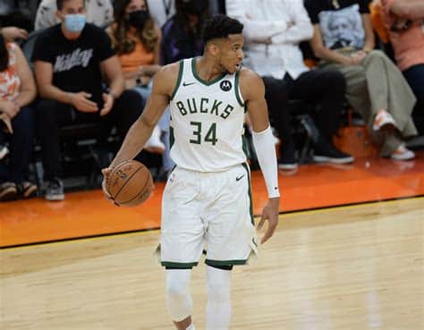 Write informative laconic excerpt under 30 words in mexican spanish for news below. Do not wrap it into quotation marks or html tags. Giannis Antetokounmpo, jugador estrella de los Bucks de Milwaukee, ha sido votado para el All-NBA First Team en 2022-23. Antetokounmpo estableció máximos en puntos y tiros libres por partido, pero tuvo un retroceso defensivo y un porcentaje bajo en tiros libres. A pesar de sus problemas en tiros libres, Antetokounmpo sigue siendo una selección de primera ronda en las ligas de fantasía.,Giannis Antetokounmpo, NBA First Team 2022-23. Estableció récords, pero problemas en defensa y tiros libres. Aún atractivo en ligas de fantasía.