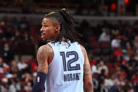 Write informative laconic excerpt under 30 words in mexican spanish for news below. Do not wrap it into quotation marks or html tags. Ja Morant, estrella de los Grizzlies, ha sido suspendido por 25 partidos por la NBA después de mostrar un arma en Instagram en el receso de temporada. Los Grizzlies adquirieron a Marcus Smart como parte de un acuerdo de tres equipos en respuesta a la suspensión de Morant.,La NBA suspende a Ja Morant por mostrar un arma en Instagram. Los Grizzlies adquieren a Marcus Smart en intercambio de tres equipos.