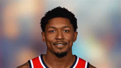 Write informative laconic excerpt under 30 words in mexican spanish for news below. Do not wrap it into quotation marks or html tags. Bradley Beal se espera que sea el base titular para los Phoenix Suns, según se informó. El equipo adquirió a Beal como parte de un movimiento importante durante la temporada baja. Beal promedió 27.1 puntos, 4.4 rebotes, 5.6 asistencias y 1.1 robos durante su tiempo en los Washington Wizards. Se espera que aumente sus asistencias y eficiencia en un equipo con Kevin Durant y Devin Booker.,Los Phoenix Suns confían en Bradley Beal como base titular tras adquisición estelar en la temporada baja. Se anticipa un aumento en su rendimiento junto a Durant y Booker.