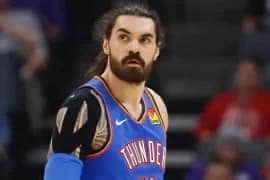 Write informative laconic excerpt under 30 words in mexican spanish for news below. Do not wrap it into quotation marks or html tags. Steven Adams ha visto una disminución en su puntaje durante las últimas tres temporadas, pero su reboteo ha mejorado. Adams promedió 11.5 rebotes por juego con Memphis la temporada pasada y 10 rebotes por juego la temporada anterior. Además, Adams promedió 1.1 tapones, 0.9 robos y tuvo una eficiencia de tiro del 59.7% la temporada pasada.,Disminución en puntaje, pero aumenta reboteo: Steven Adams promedio 11.5 rebotes con Memphis y 1.1 tapones, 0.9 robos con eficiencia del 59.7%.