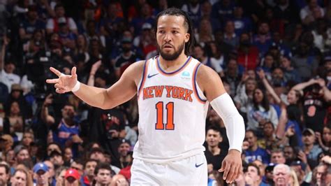 Write informative laconic excerpt under 30 words in mexican spanish for news below. Do not wrap it into quotation marks or html tags. La temporada pasada, Jalen Brunson tuvo su mejor temporada con los New York Knicks, promediando 24.0 puntos, 6.2 asistencias y 0.9 robos por partido. Brunson se ha establecido como uno de los mejores bases de la NBA y seguirá siendo el playmaker principal de los Knicks en la próxima temporada. A pesar de la adquisición de nuevos jugadores en la posición de base, no parece que Brunson vaya a perder su papel como una de las principales opciones ofensivas de los Knicks.,Jalen Brunson, destacado base de los Knicks, se mantiene como pieza clave con impresionantes promedios de la temporada pasada. No perderá relevancia en el equipo.