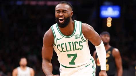 Write informative laconic excerpt under 30 words in mexican spanish for news below. Do not wrap it into quotation marks or html tags. Jaylen Brown firmando un contrato de $306 millones por cinco años en julio. Se espera que Brown mejore su juego después de establecer máximos de carrera en puntos, rebotes y asistencias en la temporada 2022-2023. La llegada de Kristaps Porzingis podría afectar el tiempo de juego y las oportunidades de anotación de Brown, pero también podría generar más oportunidades de tiros abiertos para él y Jayson Tatum.,Jaylen Brown firma contrato millonario, busca mejorar tras récord en 2022-2023. Llegada de Porzingis podría impactar su desempeño en la cancha.