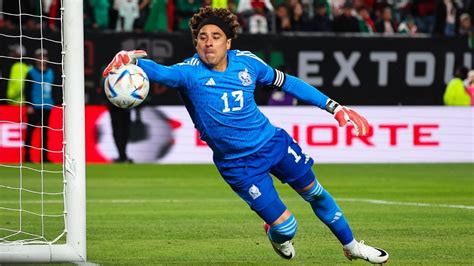 Write informative laconic excerpt under 30 words in mexican spanish for news below. Do not wrap it into quotation marks or html tags. High-profile veterans Guillermo Ochoa and Raúl Jiménez have earned a return to Mexico&apos;s men&apos;s team after being included in manager Javier Aguirre&apos;s 27-man call-up for friendlies vs. Valencia on Oct. 12 and the United States men&apos;s national team on Oct. 15.Ochoa, who joined Portugal&apos;s AVS this summer, and Jiménez, currently in his second season with Fulham, were recent noteworthy absences from El Tri&apos;s Copa América squad under former head coach Jaime "Jimmy" Lozano. Without their aging but key figures, Mexico failed to impress with an early exit in the tournament&apos;s group stage, thereby leading to the eventual firing of Lozano.The move to include Ochoa and Jiménez highlights a desire to slow a generational change that was unable to develop through Lozano in the Copa.Elsewhere in the 27-man roster for October, the squad is also highlighted by prominent names such as West Ham&apos;s Edson Álvarez, Lokomotiv Moscow&apos;s César Montes, and AEK Athens&apos; Orbelín Pineda.The call-up is the second for Aguirre after taking charge in July.As for possible debuts in October&apos;s friendlies -- which will host Valencia at Puebla&apos;s Estadio Cuauhtemoc and the USMNT at Guadalajara&apos;s Estadio Akron -- a total of two players (Seattle Sounders&apos; Obed Vargas and Monterrey&apos;s Germán Berterame) could represent Mexico&apos;s senior team for the first time.Meet our squad list for our upcoming matches in Puebla and Guadalajara. 📋🇲🇽⚽️#PorMéxicoTodo pic.twitter.com/hhcsLNlLod— Mexican National Team (@miseleccionmxEN) October 1, 2024 October&apos;s roster was unable to feature players that are currently recovering from injuries like PSV Eindhoven winger Hirving "Chucky" Lozano, Feyenoord striker Santiago Giménez, and Dynamo Moscow midfielder Luis Chávez. Lozano, like Jimenez and Ochoa, was one of the marquee names left off the summer&apos;s Copa squad.Aguirre&apos;s call-up is also noted for including 38-year-old legend Andrés Guardado, who returns after a two-year absence in order to take part in a farewell game against Valencia.El Tri currently maintain a 1W-1D-0L record under Aguirre. Mexico&apos;s camp begins on Sunday, Oct. 6.Mexico&apos;s 27-man call-upGoalkeepers: Luis Ángel Malagón (Club América), Guillermo Ochoa (AVS Futebol), Raul Rangel (Chivas)Defenders: Rodrigo Huescas (FC Copenhagen), Jorge Sánchez (Cruz Azul), Jesús Orozco (Chivas), Cesar Montes (Lokomotiv Moscow), Johan Vásquez (Genoa), Jesús Angulo (Tigres), Bryan González (Pachuca)Midfielders: Edson Álvarez (West Ham United), Luis Romo (Cruz Azul), Obed Vargas (Seattle Sounders), Marcel Ruiz (Toluca), Carlos Rodríguez (Cruz Azul), Andres Guardado (Leon), Sebastián Córdova (Tigres), Orbelin Pineda (AEK Athens)Forwards: Diego Lainez (Tigres), Roberto Alvarado (Chivas), Ozziel Herrera (Tigres), German Berterame (Monterrey), César Huerta (Pumas), Alexis Vega (Toluca), Guillermo Martínez (Pumas), Raul Jimenez (Fulham), Henry Martín (Club America) ,Veteranos destacados Guillermo Ochoa y Raúl Jiménez regresan al equipo nacional de México bajo el mando de Javier Aguirre para amistosos contra Valencia y EE.UU.