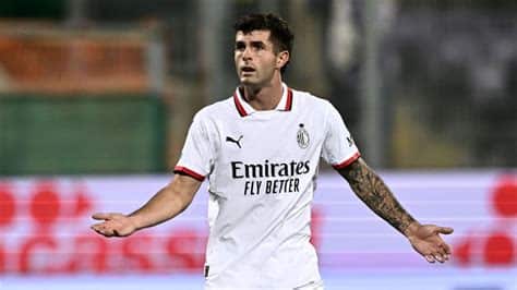 Write informative laconic excerpt under 30 words in mexican spanish for news below. Do not wrap it into quotation marks or html tags. Oct 7, 2024, 05:12 AM ETAC Milan coach Paulo Fonseca expressed his confusion over Christian Pulisic not stepping up for his side&apos;s penalties in Sunday&apos;s 2-1 defeat at Fiorentina despite being the team&apos;s designated penalty taker.The Rossoneri had two spot-kicks awarded during the encounter in Florence and to Fonseca&apos;s surprise, Pulisic&apos;s teammates Theo Hernández and Tammy Abraham stepped up and took them.Both penalties were saved by new Fiorentina goalkeeper David de Gea."Our designated penalty taker is Pulisic," an angry Fonseca said."I don&apos;t know why the players changed their minds. I have spoken to them and told them that this can&apos;t happen again."In-form Pulisic did score Milan&apos;s equaliser on the hour mark after they had gone behind in the 35th minute.It was his sixth goal of the season. With his team trailing 2-1, the United States forward was replaced in the 81st minute by Samuel Chukwueze."Pulisic had a flexor problem during the week," Fonseca said. "We managed it and in any case Chukwueze created opportunities."Christian Pulisic didn&apos;t take either of AC Milan&apos;s penalties against Fiorentina. Image Photo Agency/Getty ImagesFonseca was also unimpressed by the refereeing, with three penalties awarded in the game."I don&apos;t like talking about refereeing, but this isn&apos;t football," Fonseca said."Football is made up of contact and one touch cannot be enough to give a penalty. This is football not the circus. And I&apos;m not just talking about the penalty against us but also the ones we got."However, Fonseca made no excuses for his team&apos;s defeat."When we miss two penalties and concede a goal like the last one, it becomes difficult to win despite creating a lot," he said.The result ended Milan&apos;s three-game winning streak in Serie A and left them sixth in the standings, five points behind leaders Napoli heading into the international break. ,Confusión en AC Milan: Paulo Fonseca sorprendido por Pulisic no tomar penales, Fiorentina vence 2-1. De Gea atajó ambos. Pulisic anotó gol igualador.