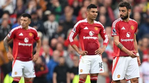 Write informative laconic excerpt under 30 words in mexican spanish for news below. Do not wrap it into quotation marks or html tags. Manchester United have made their worst-ever start to a Premier League season and go into the international break in 14th place. With just two wins from seven games, manager Erik ten Hag&apos;s position is under ever-growing threat.United&apos;s new powerbrokers, the team of executives built by Sir Jim Ratcliffe since his INEOS group become minority shareholders in February, are due to hold a regular board meeting on Tuesday, and Ten Hag&apos;s future could be on the agenda.But the people charged with running the club&apos;s football operations -- Ratcliffe, Dave Brailsford (INEOS head of sport), Omar Berrada (United&apos;s CEO), Dan Ashworth (United&apos;s sporting director) and Jason Wilcox (United&apos;s technical director) -- are unlikely to take the decision they surely need to.Although Ten Hag has now overseen United&apos;s two worst starts to a Premier League campaign, in back-to-back seasons, how much of the blame is down to the 54-year-old former Ajax coach?Bad decisions, on and off the pitch, have left United trailing in the wake of title-contending rivals Manchester City, Liverpool and Arsenal, and placed Ten Hag in the firing line.Where has it gone wrong for English football&apos;s biggest club, and 20-time league champions?Manchester United sit 14th in the Premier League with only eight points. Michael Regan/Getty ImagesKeeping Ten Hag as managerTen Hag&apos;s position has been the subject of intense speculation for over a year, with bad results and performances pre-dating Ratcliffe&apos;s £1.25 billion investment. Last season, the team finished eighth, with a negative goal difference, and INEOS had plans to replace Ten Hag.Thomas Tuchel, Roberto De Zerbi, Kieran McKenna and Mauricio Pochettino were all spoken to by Ratcliffe&apos;s team, with Gareth Southgate, Gary O&apos;Neil and Graham Potter also considered, but United&apos;s surprise FA Cup final win against Man City in May effectively kept him in a job.It took 2½ weeks for the club to confirm that Ten Hag would be given not only a stay of execution, but also one-year contract extension. Ratcliffe&apos;s team had taken the easy option, and the start to this season has only proven how ill-judged it was.In mitigation, Ratcliffe didn&apos;t want to fire a manager without Berrada and Ashworth in place at Old Trafford, with both men serving a period of notice following the departure from their previous roles at Man City and Newcastle United respectively.But the decision to keep Ten Hag has led to performances which have produced United&apos;s worst start for 25 years.playBurley: No point in Man United delaying Ten Hag sackingCraig Burley believes Manchester United should sack Erik ten Hag during the international break.Signing Højlund over WatkinsMan United&apos;s recruitment failures go back more than a decade and even into the final years of Sir Alex Ferguson&apos;s reign as manager, but Ten Hag has been culpable for some of the worst decisions.He pushed for the £85 million signing of Antony from Ajax in August 2022, and the Brazilian winger has been hopelessly ineffective. Ten Hag also sanctioned the £55m signing of the injury-prone Mason Mount from Chelsea a year later.But Ten Hag&apos;s decision to sign the then-20-year-old Rasmus Højlund in the summer of 2023 as the solution to the team&apos;s scoring problems has proved critical. It was a mistake because of the players United rejected in favour of the Denmark forward.Harry Kane was a target, but dismissed as lacking the pressing game required by Ten Hag. In reality, however, persuading Kane to sign for United over Bayern Munich was always unlikely to succeed.Rasmus Højlund scored 10 goals in his first Premier League season. GLYN KIRK/AFP via Getty ImagesVictor Osimhen and Ivan Toney were also ruled out, but sources have told ESPN that Aston Villa&apos;s Ollie Watkins was seriously under consideration. It was decided that Højlund, who was seven years younger at the time, represented better value for money and was a long-term prospect.Ten Hag said after United&apos;s 0-0 draw at Villa on Sunday that Højlund is United&apos;s "best goal scorer," yet he has only netted 17 goals in 48 appearances and finished 25th in the Premier League scoring charts last season with 10 goals.In comparison, Watkins scored 19 goals to power Villa into the Champions League, and he won the playmaker of the season award for providing the most assists (13), two more than Chelsea&apos;s Cole Palmer. Bruno Fernandes set up eight goals for United, while no other player created more than four.Højlund might still yet prove to be one for the future, but Ten Hag should have pushed for a proven goal scorer and not just a youngster with unproven potential.Or maybe that will prove to be Netherlands international Joshua Zirkzee, who cost £36.5m from Bologna in the summer but has, so far, also flattered to deceive.The mishandling of Rashford&apos;s careerCoaxing the best out of players is probably the most important job of any manager, and Ten Hag has failed to do that with Marcus Rashford.It shouldn&apos;t be forgotten that Rashford actually scored 17 goals in 2022-23, Ten Hag&apos;s first season at the helm. That saw him win back his place in the England squad, yet last season he reverted back to the stuttering form which had seen him fall out of favour with Gareth Southgate in the first place, and he failed to make it to Euro 2024.Sources have told ESPN that Ten Hag was urged by senior figures at the club last season to show a softer side when dealing with players. The manager&apos;s blunt comments about Jadon Sancho, Casemiro and Raphaël Varane had created issues with those players, and he was also openly critical of Rashford.Marcus Rashford is still struggling to rediscover top form. Shaun Botterill/Getty ImagesWhile sources have said that Rashford created problems for himself on more than one occasion, including a birthday party in Manchester after a 3-0 derby defeat and a night out in Belfast which meant he missed training, Ten Hag&apos;s unforgiving public comments about the England international did little to help soothe the situation.And although Rashford has some shown signs this season of returning to form, Ten Hag has criticised him for his defending, and dropped him after scoring three goals in two games. Ten Hag then cited "rotation" for substituting Rashford at half-time during the 3-3 Europa League draw against FC Porto last week, despite the striker having scored one and creating another in the first half in Estadio do Dragao.Rashford can be a frustrating player, but he has the ability and Ten Hag has done little to help drag the 26-year-old out of his slump.Ten Hag&apos;s game managementOne significant area of concern for United, and a key factor in their poor results, has been Ten Hag&apos;s failure to address tactical flaws in his team.Since the start of last season, United have conceded two goals in a game on 31 occasions. In their last five European away games, dating back to the 2022-23 season, they have conceded 17 goals.Yet more than two years into his reign as manager, the problems persist and Ten Hag continues to search for a solution with regular changes at centre-back and also in central midfield.playDawson: Draw still leaves Man United with a decision to make on Ten HagRob Dawson says Erik ten Hag hasn&apos;t convinced his doubters after draws with Porto and Aston Villa.On Sunday at Villa, United started the game with Harry Maguire and the 36-year-old Jonny Evans as his centre-back pairing: two players who were starting for Leicester City five years ago.Under Ten Hag, United have become an easy team for opponents to play against but the manager has remained rigidly loyal to his tactical approach.That mistake is on him, but equally, responsibility lies with his bosses, who have allowed him to continue in post despite an obvious recurring flaw.Failure to solve the left-back problemManchester United went into the season without a fit left-back and even now, in early October, neither Luke Shaw nor Tyrell Malacia has made a single appearance.Malacia didn&apos;t play at all last season due to a persistent knee injury, while Shaw made just 15 appearances in all competitions and has not pulled on a United shirt since being injured at Luton in February. Despite his chequered fitness record, Shaw declared himself fit to play for England at Euro 2024.Since signing from Southampton 10 years ago, Shaw made just 191 Premier League appearances for United. In that time, United have played 387 league games, so the 29-year-old has managed to feature in less than 50%.Yet despite Malacia&apos;s ongoing problems and Shaw&apos;s unreliability, United and Ten Hag went into this season without a solution, leaving right-back Diogo Dalot to fill the position.It&apos;s left United with an imbalanced team and without adequate defensive cover, which has exposed Rashford&apos;s defensive shortcomings and diminished his attacking threat.Luke Shaw has missed more than 50% of Man United&apos;s Premier League fixtures over the last 10 years. Chloe Knott - Danehouse/Getty ImagesWaiting too long to sign UgarteIn 2022, United paid Real Madrid an initial £60m, plus £10m in add-ons, for Casemiro. By 2024, the Brazil international already looked a spent force and needed to be replaced.So United, eventually, completed the £42.1m signing of Manuel Ugarte from Paris Saint-Germain ... on Aug 30, just as the transfer window was about to close. Two days later, with Ugarte ineligible to play, Ten Hag&apos;s team were completely overrun in midfield during a humiliating 3-0 home defeat to arch-rivals Liverpool.Ugarte has so far struggled to make an impact, with the 23-year-old is still building up his fitness after a disrupted pre-season and Ten Hag unable to find a way to fit the midfielder into his system.United&apos;s financial situation and battle to comply with the Premier League&apos;s profit and sustainability rules (PSR) forced the club to delay a move for Ugarte until Scott McTominay had moved to Napoli. That strict housekeeping denied the Uruguay international the chance to accelerate his return to fitness and work with his new midfield teammates before the season began.Had the deal been done sooner, the midfield problems that continue to blight United could have been avoided or diminished.Manchester United didn&apos;t sign Manuel Ugarte until the end of August. Ash Donelon/Manchester United via Getty ImagesWaiting for history to repeat itselfUnited have a history of standing by struggling managers. The reputation that dates back to resisting calls to sack Sir Alex Ferguson when his team was seemingly going nowhere in 1989-90 after three uninspiring years in charge. This is United&apos;s worst start since that campaign, and they must be hoping Ten Hag will enjoy the same dramatic transformation.Ferguson survived and delivered two decades of success, turning United into the biggest and most successful team in England.The Ferguson story arguably helped keep David Moyes, Louis van Gaal, Jose Mourinho and Ole Gunnar Solskjaer in a job at United. Their demise had become inevitable long before they were eventually removed.But if United are waiting for the Ferguson story to repeat itself, they are heading for another mistake and one which will keep the team drifting along for years. ,Manchester United en su peor inicio de temporada en la Premier League, bajo la presión creciente sobre el entrenador Erik ten Hag.