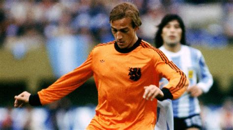 Write informative laconic excerpt under 30 words in mexican spanish for news below. Do not wrap it into quotation marks or html tags. Oct 7, 2024, 11:07 AM ETJohan Neeskens, one of the midfield stars of the Netherlands&apos; "Clockwork Orange" teams of the 1970s alongside Johan Cruyff, has died. He was 73.The Dutch football association, KNVB, said Monday that Neeskens died the previous day in Algeria, where he was taking part in a coaching project it organised. No cause of death was immediately announced."Words fail to capture the enormity and suddenness of this loss," the KNVB said in a statement on its website. "Our thoughts are with his wife Marlis, his children, family and friends.Johan Neeskens was one of the stars for the Netherlands in the &apos;70s. Getty"The world not only says goodbye to a gifted sportsman but, above all, to a compassionate, driven and wonderful person."Neeskens lost two successive World Cup finals.He scored from the penalty spot to give his team an early 1-0 lead in the 1974 showpiece but the Netherlands, known for their fluent brand of "total football," went on to lose 2-1 to West Germany in Munich."The most beautiful football doesn&apos;t always win," he said later, according to the KNVB. "But it&apos;s incredible to me that people all over the world still talk about that Dutch team. The best and most beautiful football, total football."Neeskens was also in the team four years later when the Dutch again fell agonisingly short of the world title, losing 3-1 to hosts Argentina after extra time in Buenos Aires.Neeskens played a total of 49 internationals for the Netherlands, including 12 at World Cups, and scored 17 goals.Neeskens won the European Cup, the predecessor of the Champions League, three times as part of the dominant Ajax team of the early &apos;70s and went on to play for Barcelona and then the New York Cosmos among other teams."We are deeply saddened to hear about the passing of Johan Neeskens. Our thoughts are with his family at this time. Rest in peace, Ajax legend," the Amsterdam club said on X, formerly Twitter.Barcelona, referring to the club&apos;s nickname, called Neeskens "A blaugrana legend who will forever be in our memory. Rest in peace."At a reunion of the players in the 1974 World Cup final, Neeskens explained what he believed was the key to a team&apos;s success."The collective, that&apos;s what it&apos;s all about," he said according to the KNVB. "You need each other on the field. You can only become a champion as a team. There is only one star and that is the team."After his playing career, Neeskens acted as an assistant coach for both the Netherlands and Australia. ,Fallece Johan Neeskens, emblemático centrocampista de los Países Bajos en los años 70, a los 73 años. Perdió dos finales de Copa del Mundo.